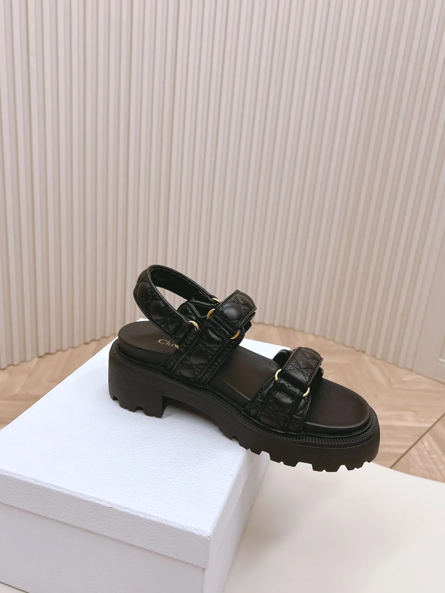 👟👟Ex-factory price 520👟👟 2024Dior Classic Velcro high-heeled sandals and slippers series original replica high version super durable and versatile style very comfortable on the foot, slim and tall, original leather upper, original d hardware buckle, original TPU outsole Heel height is about cm Size: 35-42